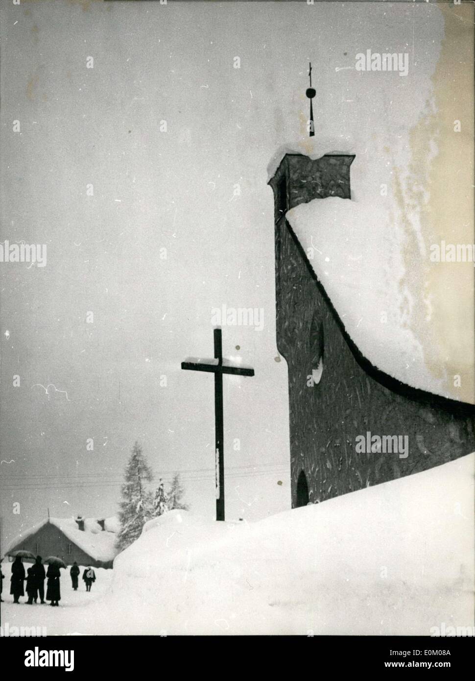 25. Dezember 1952 - 23 Tote. Die Opfer einer Lawinenkatastrophe am Arlberg wurden in einer Kirche in Langen platziert. Stockfoto