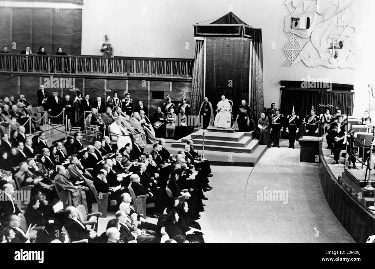 Papst Pius XII besucht ein Konzert in seinem Palast Stockfoto