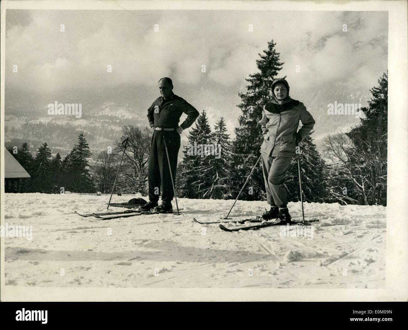 1. Januar 1953 - S.H.A.P.E. Kommandeur im Urlaub am Garmisoh General Bidgway Goes Ski-Ing: General Ridgway, Oberbefehlshaber der Stockfoto