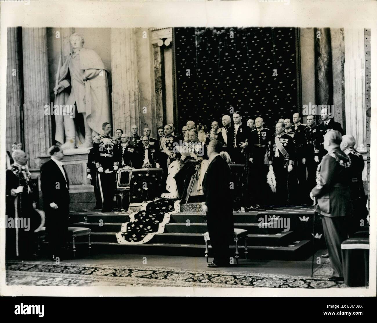 1. Januar 1953 - öffnet König von Schweden REICHSTAGSMITGLIED. König GUSTAF ADOLF von Schweden eröffnete die neue parlamentarische Sitzung mit einer Rede vom Thron im Prunksaal des königlichen Schlosses in Stockholm. Königin Louise und alle Mitglieder des Königshauses in Stockholm waren bei der Zeremonie anwesend. Foto zeigt: Der König seine Rede vom Thron zu lesen. Auf des Königs rechts stehend vor ihm ist Prinz Wilhelm. vor dem König steht der Ministerpräsident auf linken Seite und der Außenminister auf rechten Seite. Stockfoto