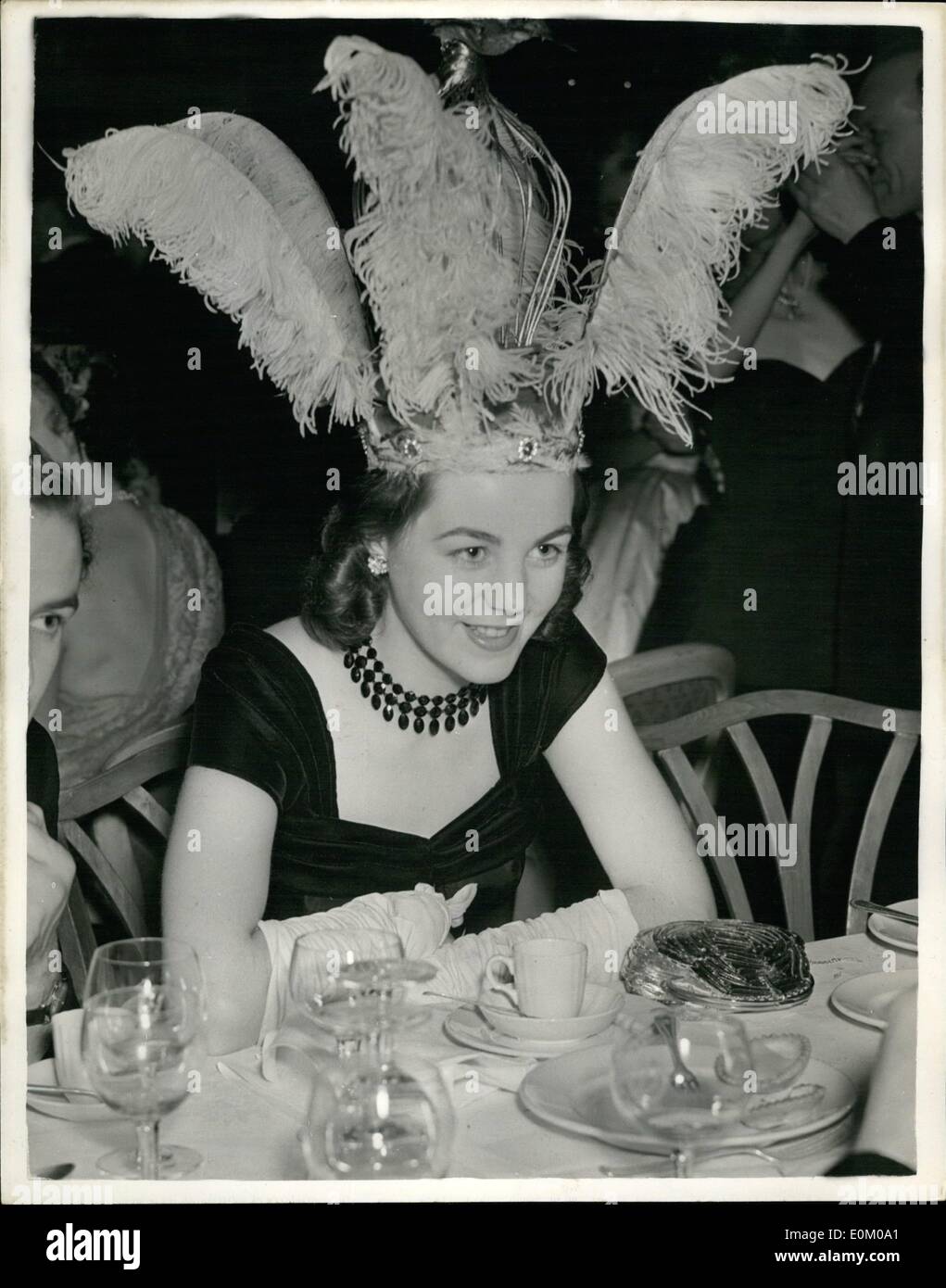 1. Januar 1953 - waren markante Kopf-Kleider getragen an The Golden Cage Ball viele Kopf-Kleider von sensationellen Design auf den goldenen Käfig Ball sehen. im Dorchester Hotel statt. Preise wurden für die klügsten, die schönsten, originellsten und amüsantesten Kopf-Kleid gegeben. Foto zeigt:-Miss Sally Churchill trägt dieses markante Kopf-Kleid von Federn auf dem Ball. Stockfoto