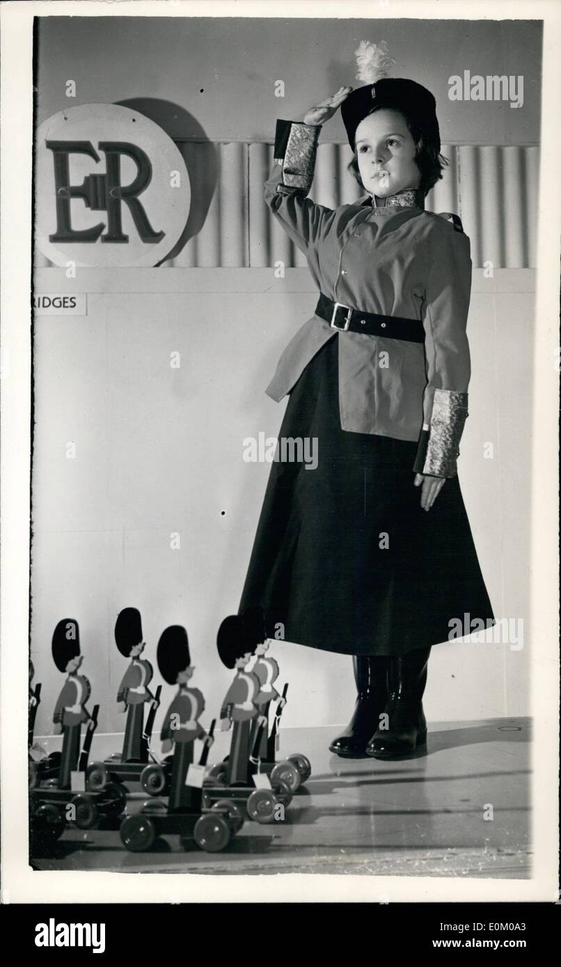 1. Januar 1953 - die Replik der Königin Trooping Outfit - für Kinder. Alle Kinder lieben putzt sich - und Selfridge haben eine neue Idee. Es ist ein Nachbau des Outfits getragen von der Königin für die Trooping die Farbe Zeremonie. Es gibt einen Rock, eine Gold- und scharlachrote Tunika und gefiederte Hut. Es wird ein Mädchen wachen Outfit und Kosten £3,5 genannt. Keystone-Fotoshows:-9-j hrige Pauline Galen, der Hendon, gesehen tragen das Outfit auf die Selfridge. Stockfoto