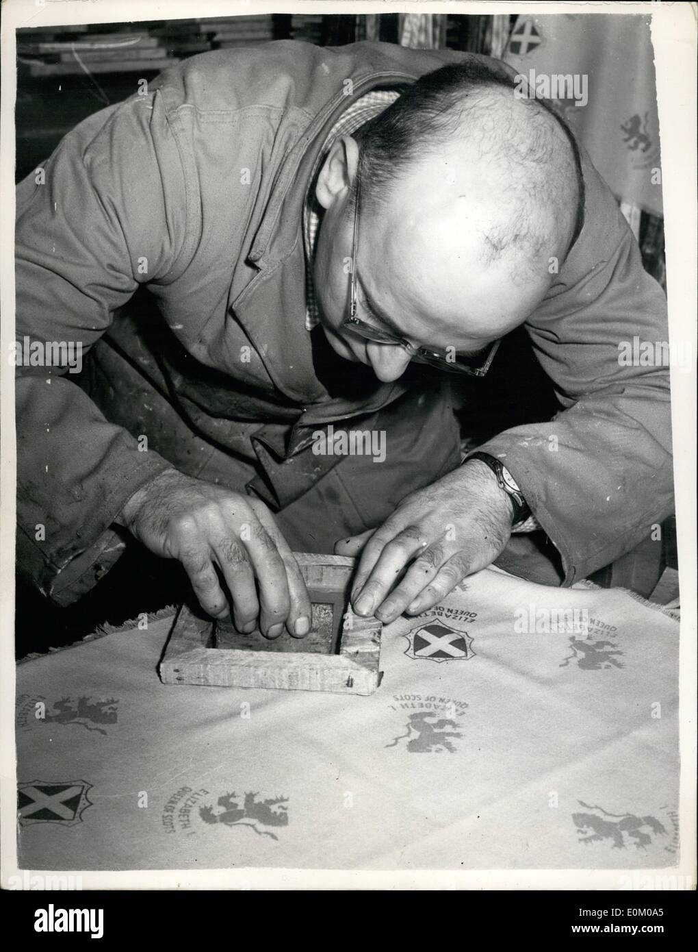 1. Januar 1953 - e. 1 Souvenirs können Untergrund wenn Behörden handeln: Produktion der schottischen '' Elizabeth ich '' Krönung Souvenirs, gesponsert von der Bundes-Verband, wird unterirdisch gehen, wenn es gibt Störsicherheit der Behörden und auf ein weiteres Werk innerhalb von 12 Stunden umgestellt werden können, hat Herr William Bowie, Edinburgh Covenanter, erklärt. Unterdessen geht die Herstellung von Wolle und Seide Kopf Quadrate werkseitig '' geheimen '' Edinburgh. Mr Ian Hamilton, der Stein des Schicksals Fame, reist nach Edinburgh diese Woche, um mit anderen Covenaters auf weitere Designs verleihen Stockfoto