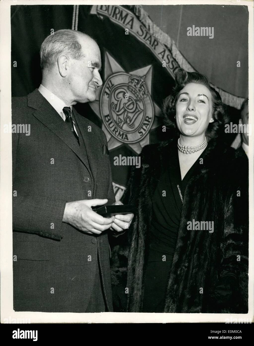2. Februar 1953 - Feldmarschall Slim öffnet Burma Veteranen Club: Feldmarschall Sir William Slim, eröffnet heute Burma-Veteranen-Club, am 7. Hamilton-Platz, Park Lane. Foto zeigt Vera Lynn singt - beobachtet von Feldmarschall Slim - bei der heutigen Eröffnung des Burma-Veteranen-Club. Stockfoto