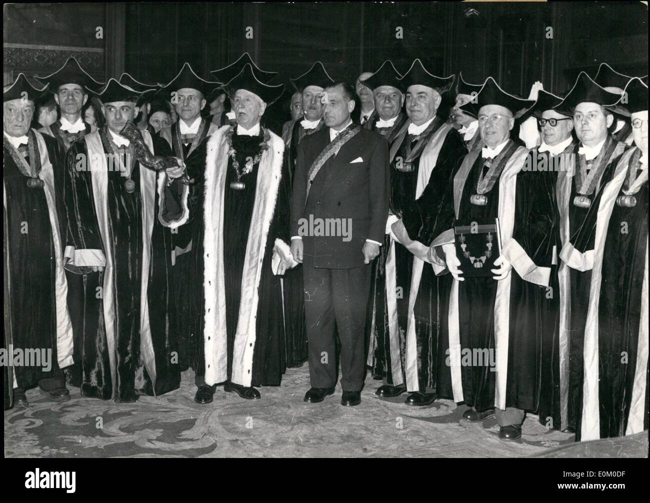 2. Februar 1953 - (Centre, Hatless), Bürgermeister von Paris, tragen das Band der "Bruderschaft der Sacavins'' nachdem er '' Ritter der Bruderschaft '' ausgerufen wurde in einem Festakt im Rathaus, Paris, gestern statt? '' Sacavins'' (grobe Übersetzung: Wein-Säcke '') ist der Name der Bruderschaft von Weinbauern der Region Bordeaux gebildet. Stockfoto