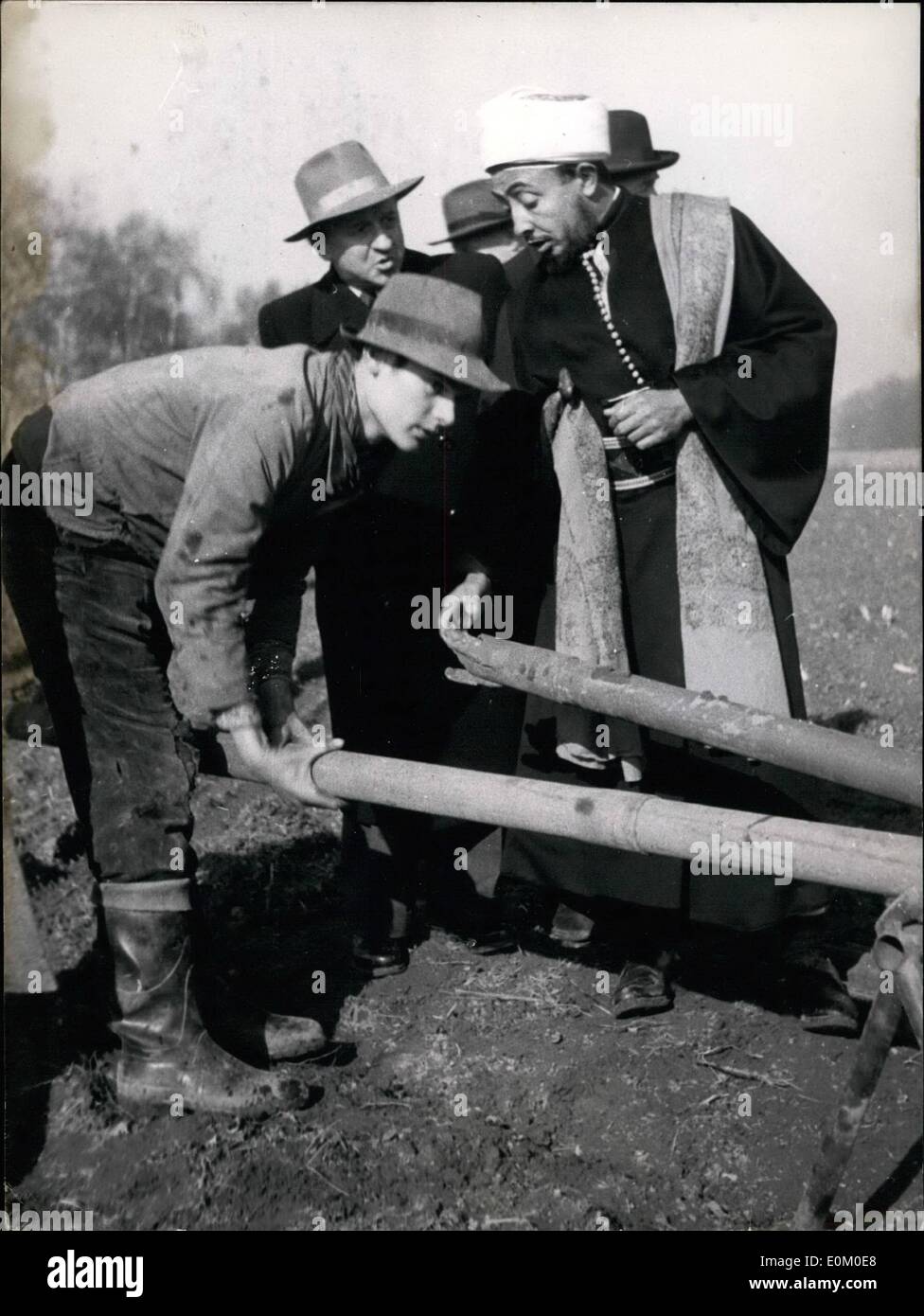 2. Februar 1953 - Jemen-Delegation besucht deutsche Erde-Öl Bezirk: der Jemen Delegation zur Zeit in Deutschland bleiben auch besuchte Feld seismographische Umfrage in der Imeneburger Heide, wo sie mittels Schallwellen Erde-Ölschicht suchen wollen. Foto zeigt den Vizekönig und Premierminister des Jemen, Prinz Seif Islam al Hassan zeigt sein Interesse an einer Abwanderung-Drill die Sprenglöcher Bohren ist. Der Prinz informierte sich gründlich über die Methode der Klang-Vermessung um zu wissen, ob diese Technik-geologischen Möglichkeiten auch auf seinem Land genutzt werden kann Stockfoto