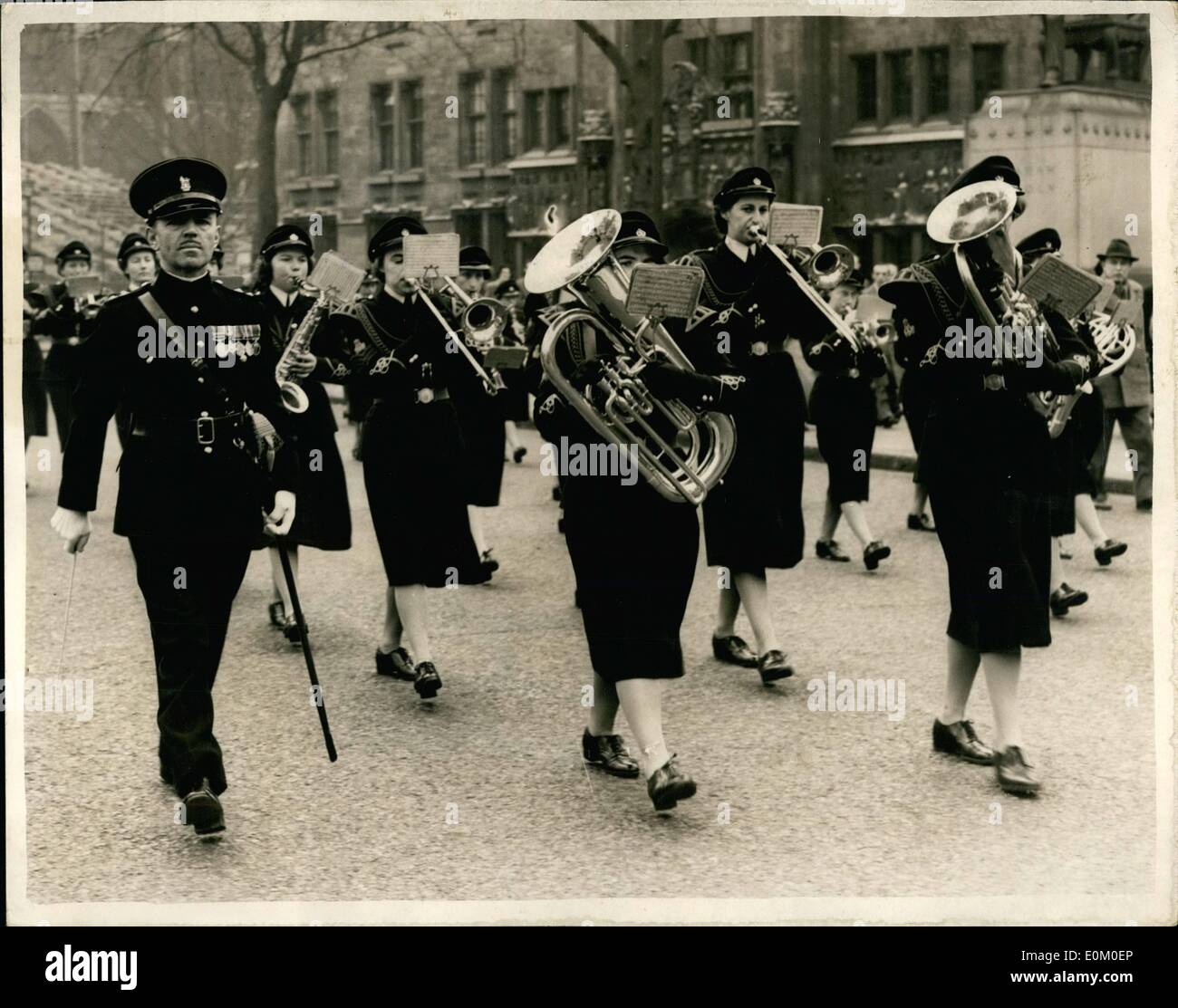 2. Februar 1953 - The nur Mann On Parade: Man Männer marschierten in einer großen Parade von Frauen und Mädchen in London heute. Er war Kapitänleutnant F.A.G. Goddard, Kapellmeister der Royal Army Corps Frauenband aus Guildford, führte einen recruiting Marsch von W.R.A.C. Mitgliedern der 14 Grafschaft von London Gebietseinheiten. Das Foto zeigt datierter F.A.G.Goddard, im heutigen Parade zu sehen. Stockfoto