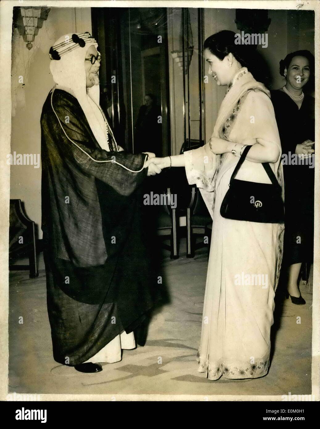 1. Januar 1953 - A King feiert Jubiläum: The London Themen von König Ibn Saud, der 73 Jahre alte Herrscher des Saudi - Arbia, feierte den Jahrestag der Thronbesteigung heute. Ein Empfang zu Ehren der Veranstaltung fand heute Abend im Claridge es statt. Bild zeigt: Rani Shanker, ist Frau des nepalesischen Botschafters, der Saudi arabischen Botschafter, Sheikh HAfiz Wahba im Claridge empfangen heute Abend. Stockfoto