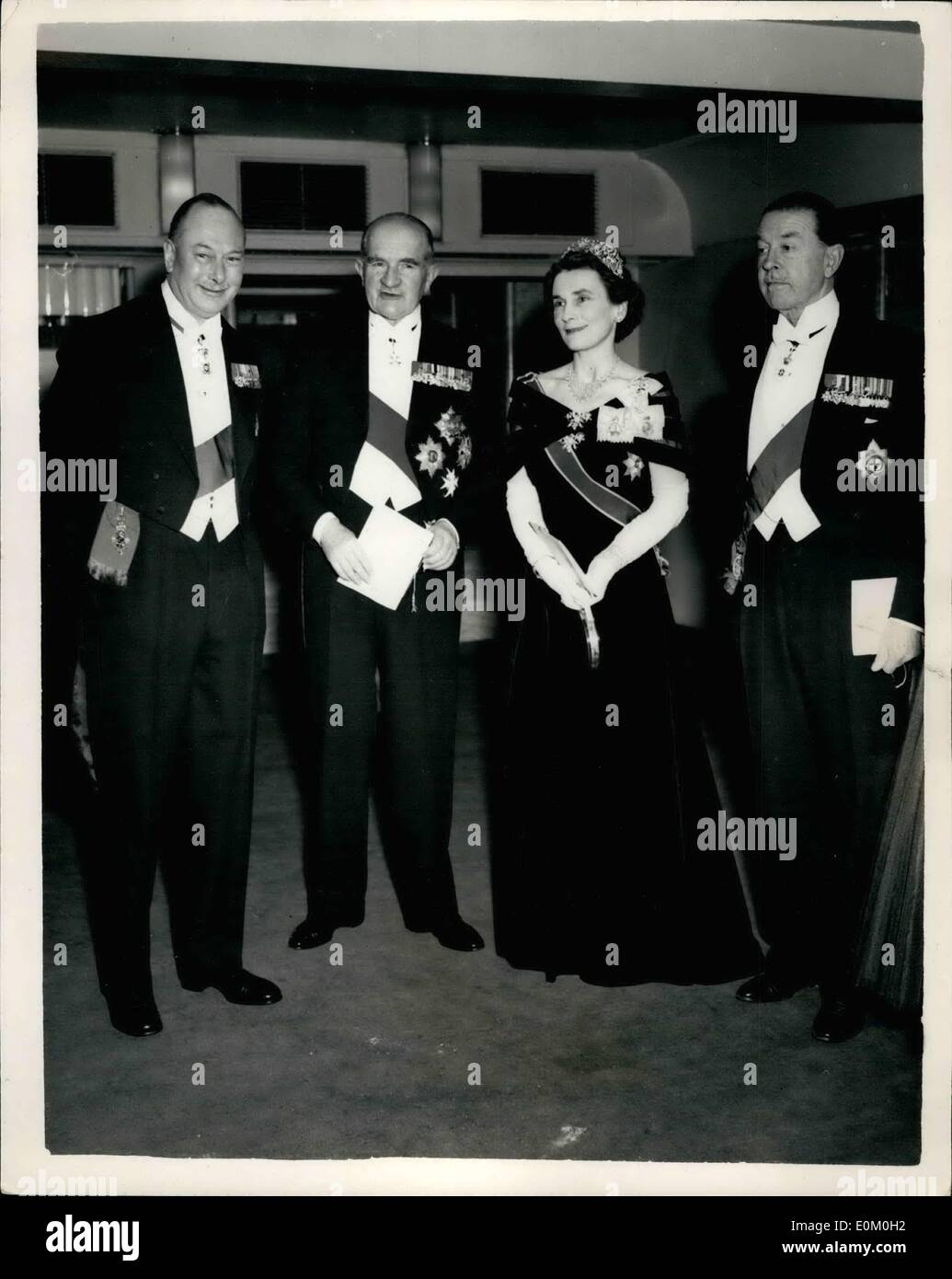 1. Januar 1953 - Australien Tag Abendessen im Savoy: Feldmarschall Sir William Slim, Generalgouverneur designierter und Lady Slim waren Ehrengäste bei der Australien-Club Australien Tag Abendessen im Savoy an diesem Abend. Foto zeigt gesehen vor dem Abendessen heute Abend sind (von links nach rechts): The Duke Of Gloucester, Feldmarschall Sir William Slim Duchess Of Gloucester, und Feldmarschall Graf Alexander von Tunis. Stockfoto