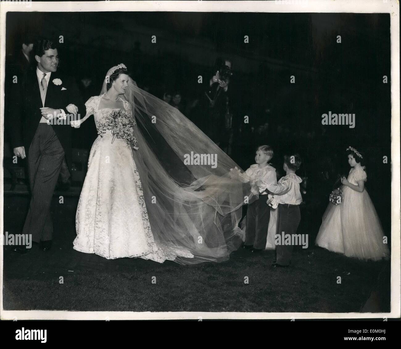 1. Januar 1953 - Sir William slim es Tochter verheiratete: die Hochzeit fand heute im Savoy Kapelle zwischen Miss Una Mary Film, 21-jährige Tochter von Feldmarschall Sir William und Dame schlank, und Kapitän peter Nigel Stewart Fraser, 26 Grenadier Gaurds, Sohn von Col. Und Frau d. S. Fraser, Lingen, Hertfordshire. Das Paar traf sich zu seiner Ernennung zum Generalgouverneur von Australien. Foto zeigt die Braut sieht Runde auf die kleine Braut Begleiter -, die offenbar in Schwierigkeiten mit ihrem Zug - mit dem Bräutigam nach der Trauung verlassen. Stockfoto