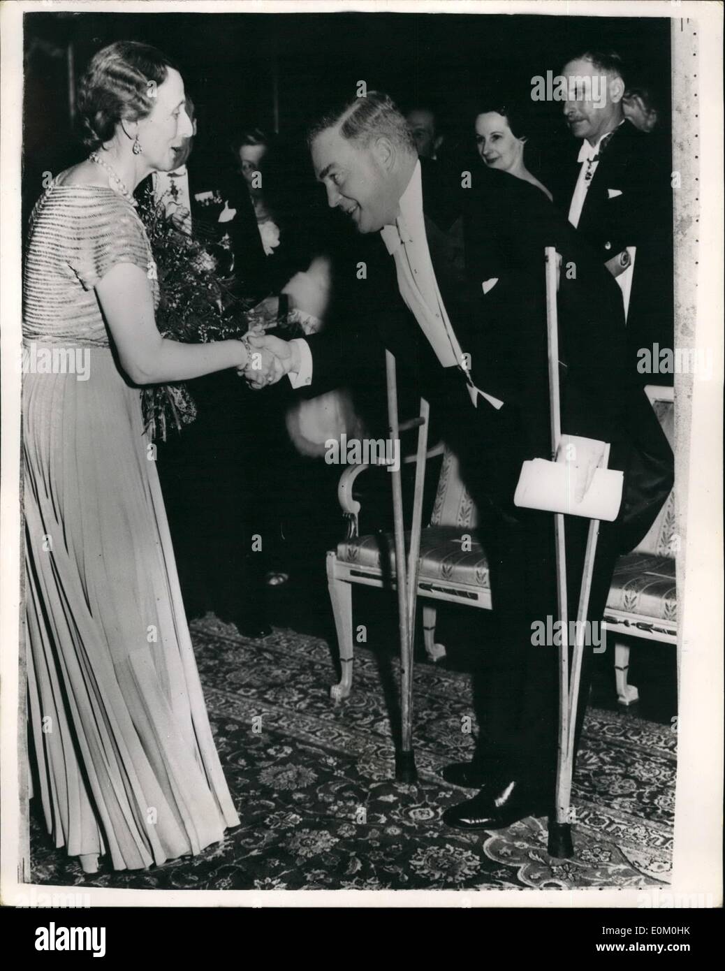 1. Januar 1953 - Schwedisch-Englisch Gesellschaft Empfang in Stockholm: Königin Louise von Schweden gesehen der kanadischen Minister in Empfang Stockfoto