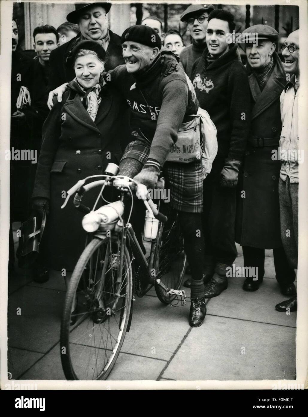 1. Januar 1953 - The End Of A Jahr In The Saddle '' Schotten/Franzose '' Zyklen 62785 Meilen - In 12 Monaten: Schotten-französischen Radfahrer Rene Menzies, der 63 beendet seine diesjährige Radfahren heute Morgen 62.785 Meilen gereist. Dieser Abstand verprügeln die Datensatzgruppe Australiens Ossie Nicholson 1937 - und ist umso bemerkenswerter angesichts der Tatsache, dass Menzies die Fahrt für 24 Tage wegen eines gebrochenen Schlüsselbeins aufgeben musste. Foto zeigt, dass Rene Menzies ist von seiner Frau - am Ende seiner großen Fahrt in Parliament Square Vormittag gratulierte. Stockfoto