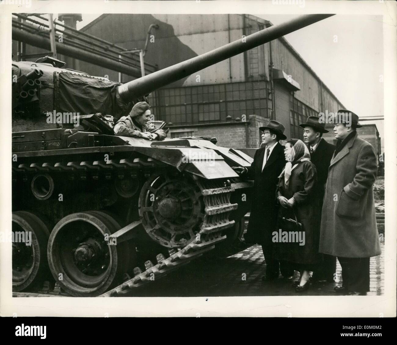 2. Februar 1953 - Süd---tourte Hosea Tank, dass setzt sich große kämpfen für ihre Land Kriegsende---ap der Südkoreaner Besuch in Großbritannien seit Jahresbeginn---Royal Ordnance Works in der Nähe von Leeds, aus welcher Centurion Panzer gegangen, um die Reds in der Heimat zu kämpfen. Die 50-Tonnen-Centurion, jetzt standard in der britischen Armee wurde immer hohes Lob von den Alliierten in Korea. unter der militärischen Hilfsprogramm hat den USA gekauft 500 dieser Panzer-der erste ausländische Panzer jemals zu gewinnen uns bestellen. Bild oben:-die Südkoreaner mit Testfahrer Donald Brooks. Tey (von links nach rechts) Dr. Stockfoto