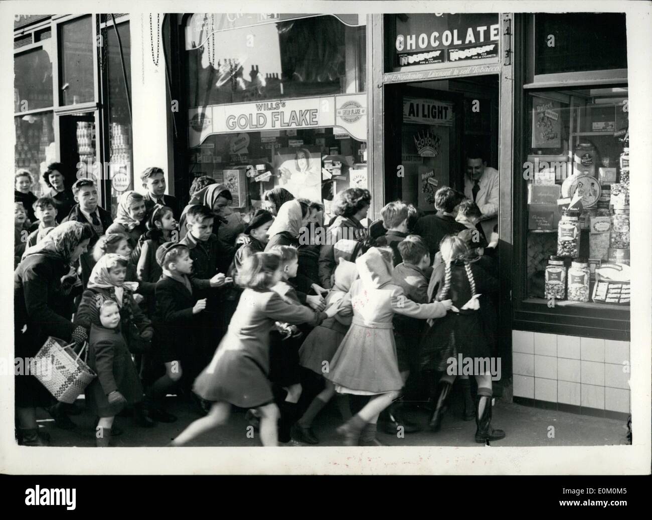 2. Februar 1953 - die Ration ist ausgeschaltet - des Ansturms auf! Kinder RAID-Konditoreien; Mit der Anhebung der Rationierung und Einschränkungen auf Süßigkeiten - viele Geschäfte erlebt einen Ansturm auf ihre Bestände heute Morgen. Foto zeigt die Szene als Schulkinder Strich in den Laden in Shrewsbury Road, North Aktion – ihr erstes off Ration Süßigkeiten heute Morgen erhalten. Stockfoto