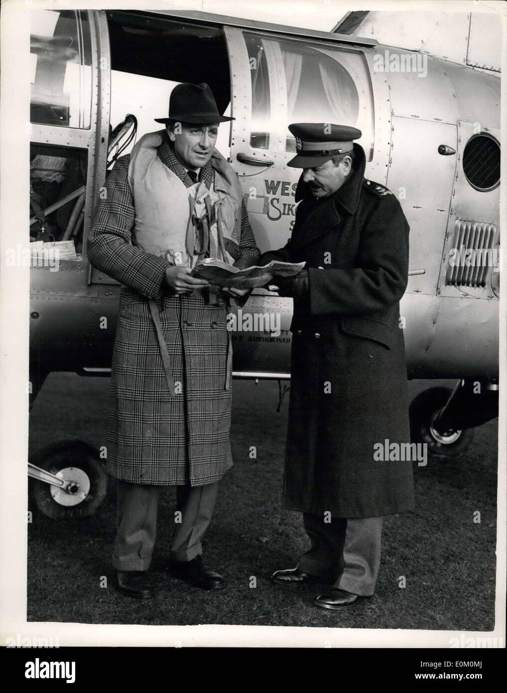 3. Februar 1953 - Kriegsminister fliegen über Fäulnis Insel und große Wakering, Hochwasserschäden zu überprüfen... Mr. Anthony Head Kriegsminister, später gestern flog über Fäulnis Insel und große Wakering, Essex - per Helikopter - zu sehen, welche Hilfe die Opfer der Flutkatastrophe die militärische Kraft verleihen könnte. Das Foto zeigt Mr. Anthony Head mit Brigadier F.C. Bull D.S.O einsteigen in den Hubschrauber für seine Inspektion Flug spät gestern. Stockfoto