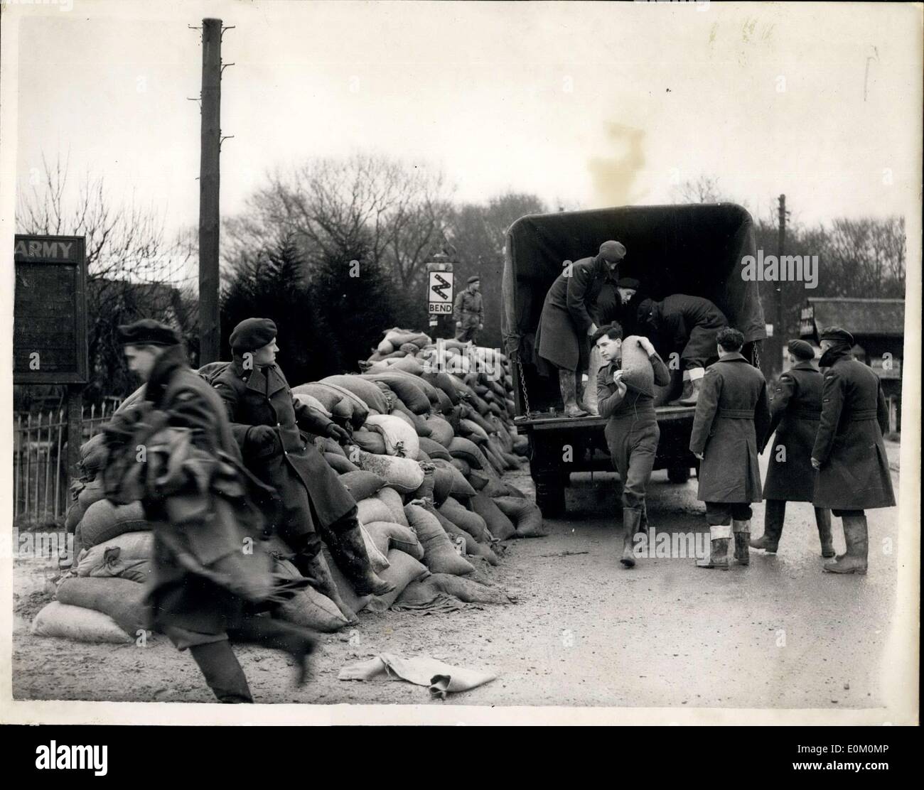 3. Februar 1953 - Nachwirkungen der Essex Überschwemmungen. R.A.F Personal entladen Sanbags auf Canvey: Foto zeigt Mitglieder des Ausladens R.A.F Sandsäcke für die Reparatur der Meere Wand bricht auf Canvey Island heute. Stockfoto