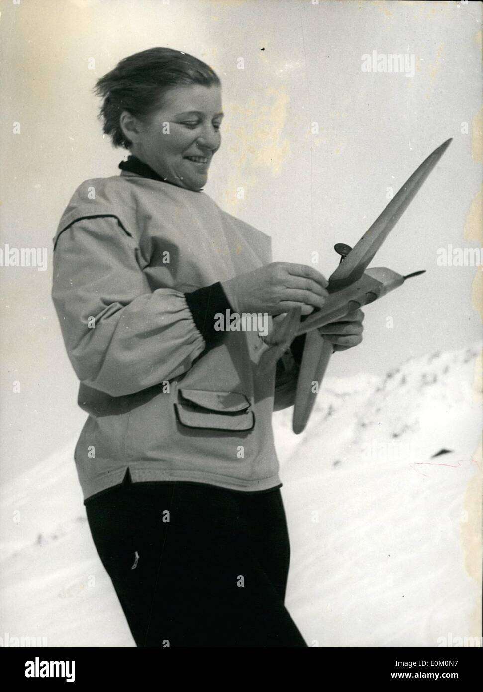 9. Februar 1953 - wir trafen uns Frau ELLI Beinhorn, der bekannte deutsche sportliche Flieger: beim Skifahren in Zürs am Arlberg/Österreich. In ihrem Hotel fand das Modell eine Klemm - Flugzeug. Dies war das Flugzeug She Expedition Flüge mit und durch die sie berühmt wurde. Es ich neueste Entwicklung der Dinge in Deutschland, die es sieht, als ob schon bald erfüllt werden würde. Informationen auf dem Blatt ist hin-und hergerissen. Stockfoto