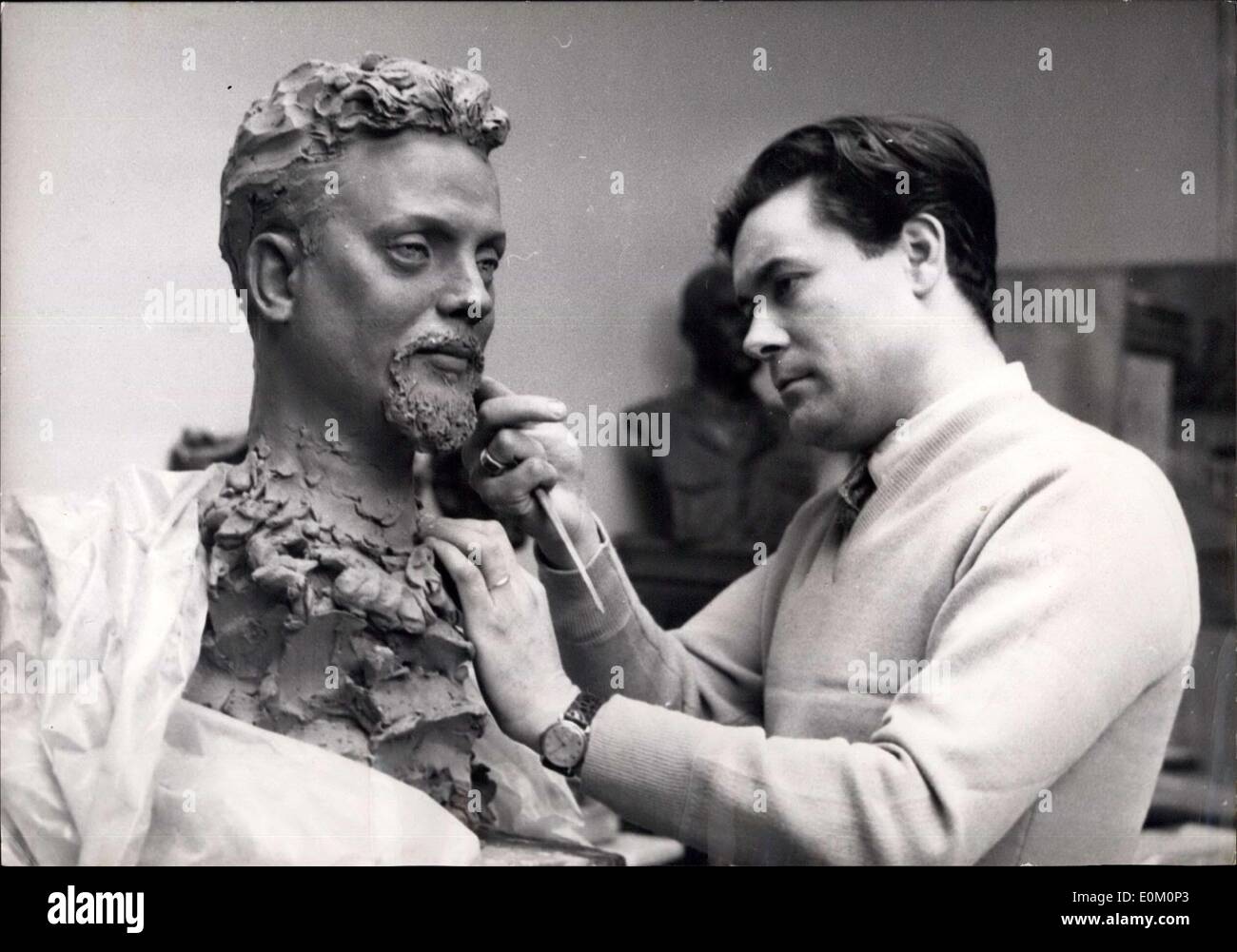 15. Februar 1953 - Alian bombardieren, haben seine Wachsfigur: M. Barbieri, Te Bildhauer des Musée Grevin Wachsfigur legt den letzten Schliff der Büste zu bombardieren, der neue '' einsame Navigator''. Das Gesicht der Wachsfigur wird nach der Skulptur geformt werden. Stockfoto