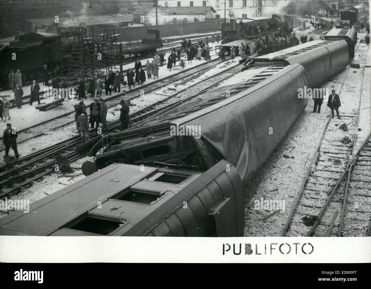 15. Februar 1953 - Zug Entgleisung in Benevento: 30 Tote und 50 Verletzte Stockfoto