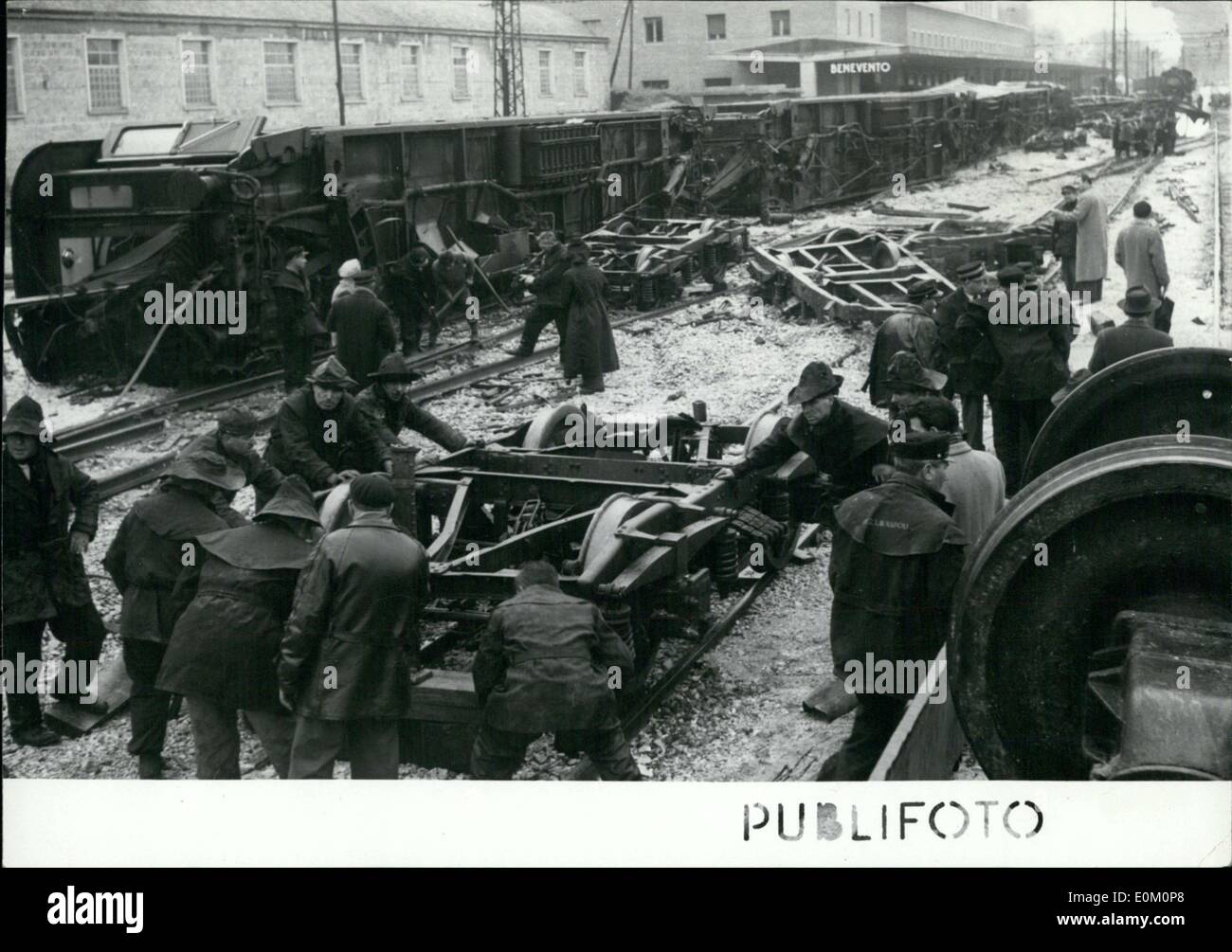 15. Februar 1953 - Zug Entgleisung in Benevento: 30 Tote und 50 Verletzte Stockfoto