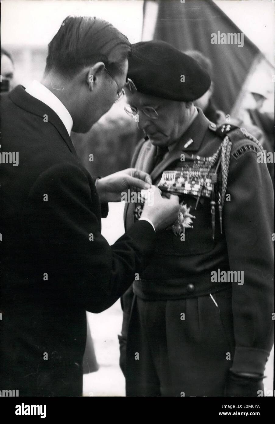 1. Januar 1953 - Französisch Koreanisch Batallion geehrt: General Monclar, ehemaliger Kommandant des französischen UNO Bataillons in Korea erhält der '' CBBSS Korea'' von K.-H. Cayun, koreanische Generalkonsul in einem Ceremon bei Saint-Germain-En-Laye bei Paris, heute Morgen geführt Stockfoto