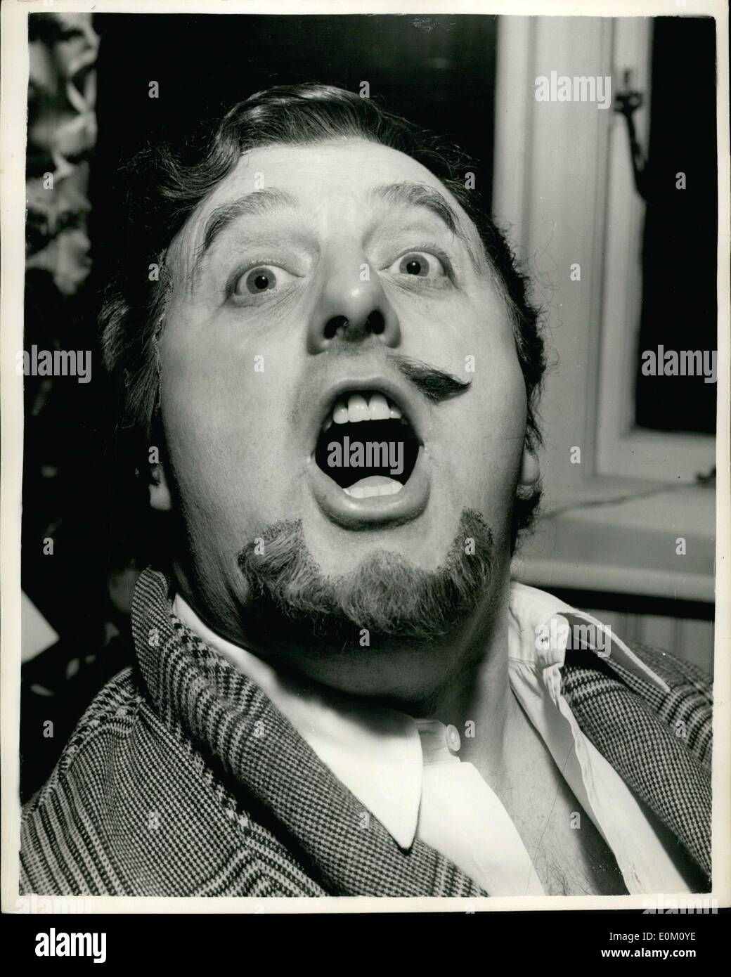 1. Januar 1953 - der Tenor nahm einen tiefen Atemzug und Swallowed halben Hit Schnurrbart: Der Mann mit dem halben Schnurrbart ist Opernsängerin Walter Midgley. Er schluckte die andere Hälfte - es war falsch - während des Singens als schneidiger Herzog von Mantua in Rigoletto in Covent Garden. Ärzte entfernt die Überreste davon gestern. Der Rest Walter hustete, als er auf das Silvester-Publikum den Rücken kehrte. Stockfoto