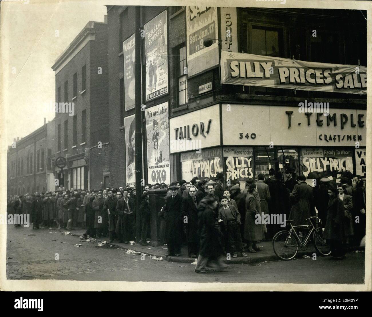 1. Januar 1953 - Warteschlange Massen ganze Nacht '' dumme Preise '' Verkauf. Menschenmassen in der Warteschlange alle Nacht für die Männer ein-Tages-Verkauf - bei einem Männer Ausstatter in Hackney Road.Photo zeigt:-Blick auf die großen Menschenmassen Schlange für den Verkauf heute. Stockfoto