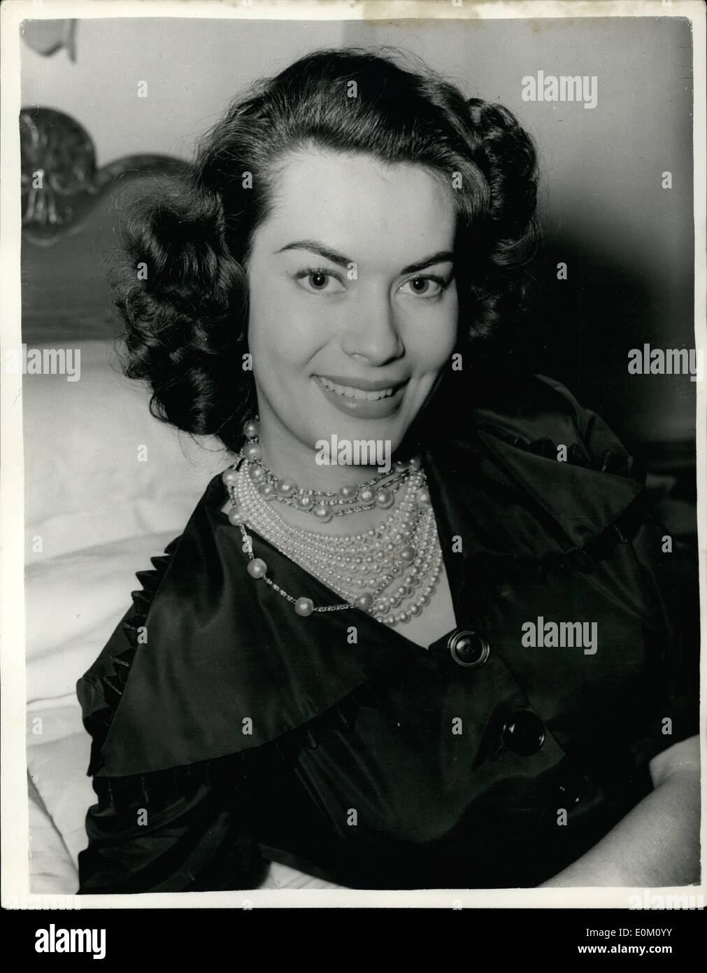 1. Januar 1953 - der Star aus Hawaii, Miss Myles Haulani auf Weg nach Ceylon: Miss Myles Haulani, die hawaiianische Schauspielerin kam in London von Sir letzte Nacht auf dem Weg nach Ceylon, einen Film mit Dana Andrews zu machen. Sie ist neunzehn Jahre alt. Stockfoto