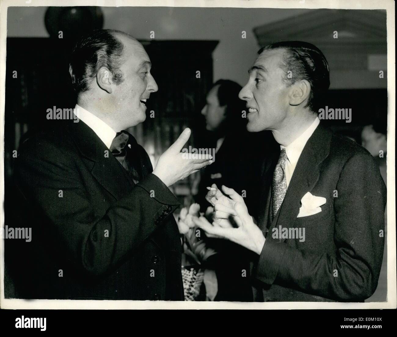 1. Januar 1953 - Mode Soiree zu Designern.: Lady (Kenneth) Clark, Präsident von der aufgenommen Society of London Fashion Designers, heute Abend gab eine Soiree zu Ehren des Fashion Designers Krönung Sammlungen, bei ihr zu Hause in Hampstead. Foto zeigt Herr Charles Greed (links) und Herr Michael de Lachesse, im Chat zusammen bei der Soiree. Stockfoto