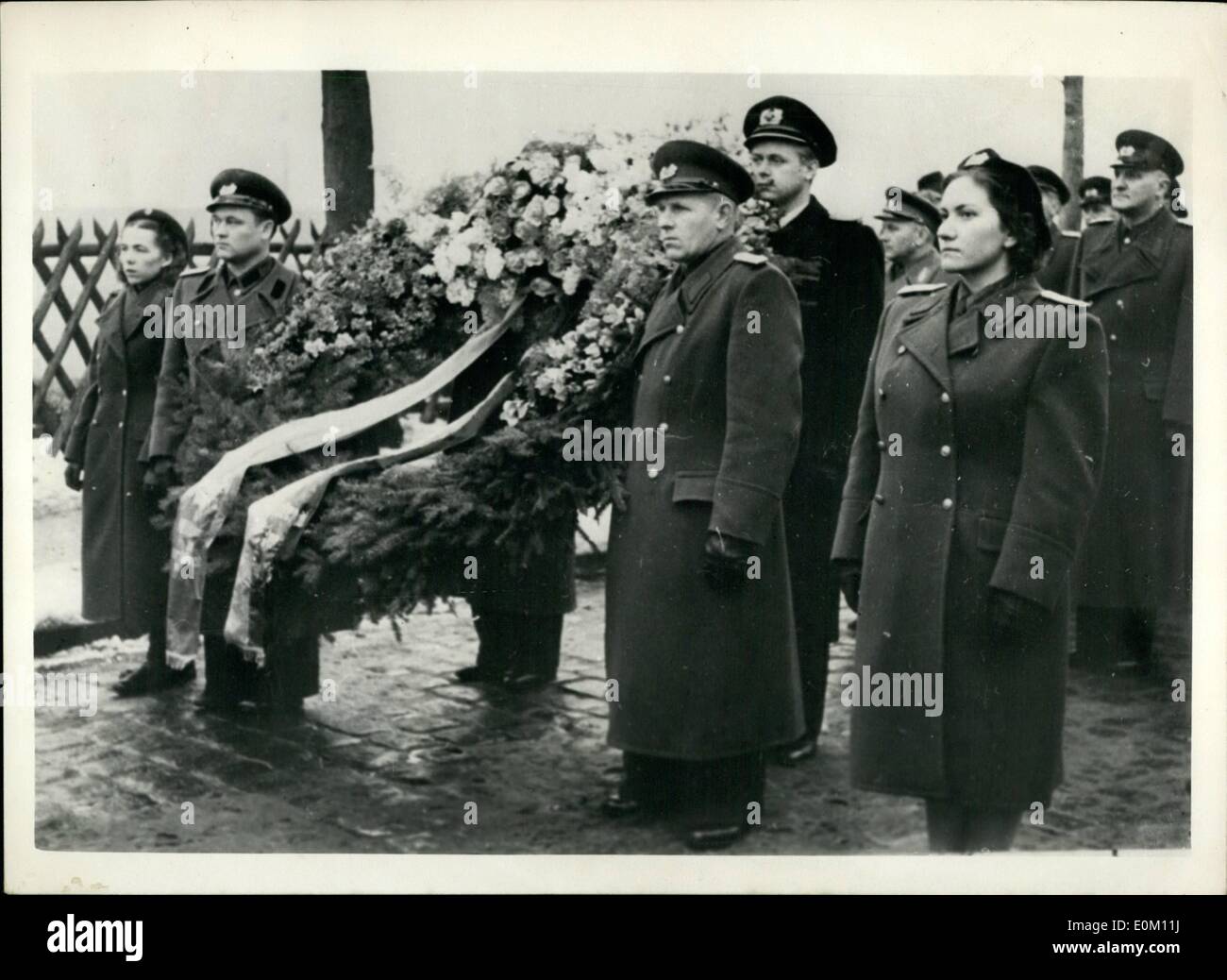 1. Januar 1953 - östlichen Berliner Demonstratte für ermordeten jüdischen deutschen Kommunisten: zur gleichen Zeit wie die Juden Prersecuted von den Sowjets in al den kommunistischen Staaten - die DDR-Regierung wurden-die östlichen deutschen SAssocition eine Demonstration von östlichen Berliner in '' Memory'' zwei bekannte deutsche Kommunisten bestellt - 34 Jahren - Karl Liebknecht und Rosa Luxemburg ermordet. Eine große Parade durch die Straßen der Stadt fand am auf die im Bild von der kommunistischen '' Mertysrs'' wurden durchgeführt Stockfoto