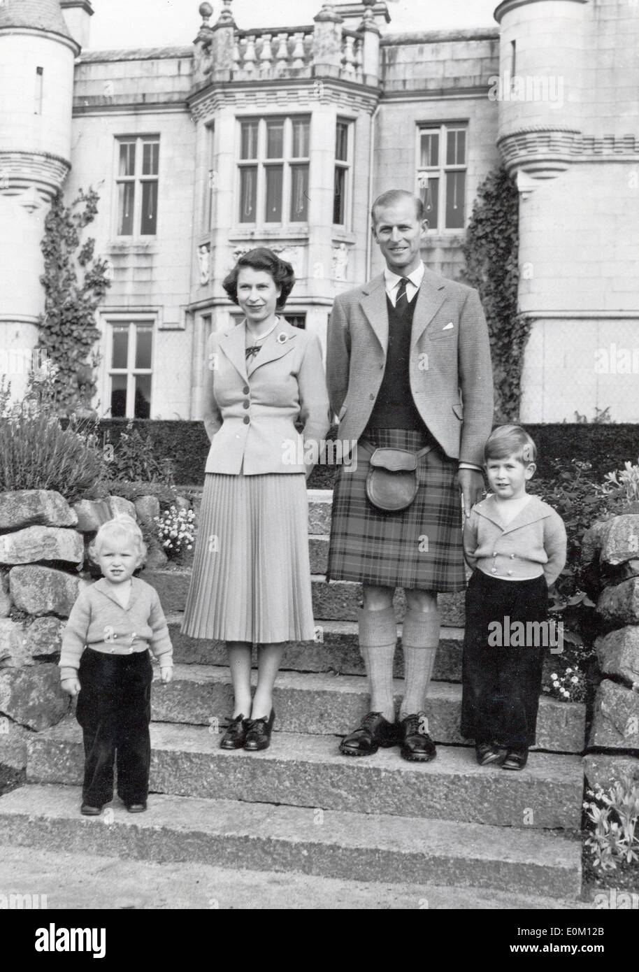 Königin Elizabeth II. mit ihrer Familie vor Balmoral Castle Stockfoto