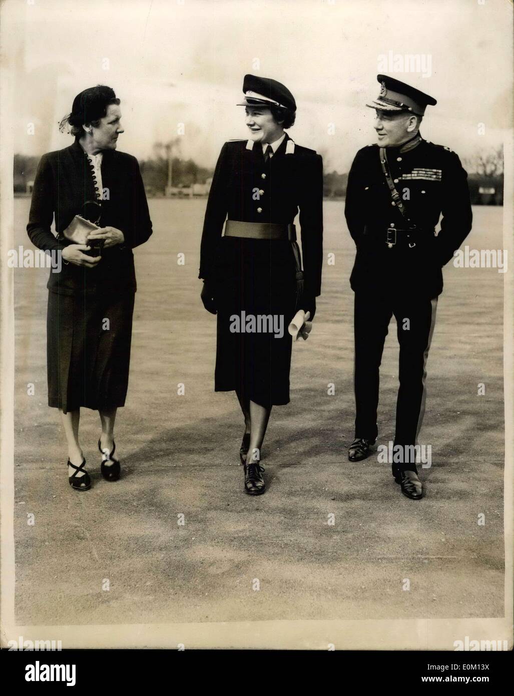 25. Februar 1953 - Parade der W.R.A.C. Offizier Kadetten vorbei? Die sechste übergeben, Parade of Women? s Royal Army Corps Officer Cadets fand heute im Schulunterricht WRAC, Huron Camp Hindhead, Surrey. Diese Parade markiert das Ende der neun Monate Ausbildung Offizier Kadetten die Königin empfangen passt? s Kommission als Offiziere der regulären Armee. Salute wurde von Brigadier M.F. Coulshed, Direktor der WRAC aufgenommen. Keystone-Fotoshows: Beste Officer Cadet, Senior unter Offizier, Kolophonium Margaret Surtees, 24, von Canterbury, gesehen zu Fuß mit ihrer Mutter und Vater, Major Gen Stockfoto