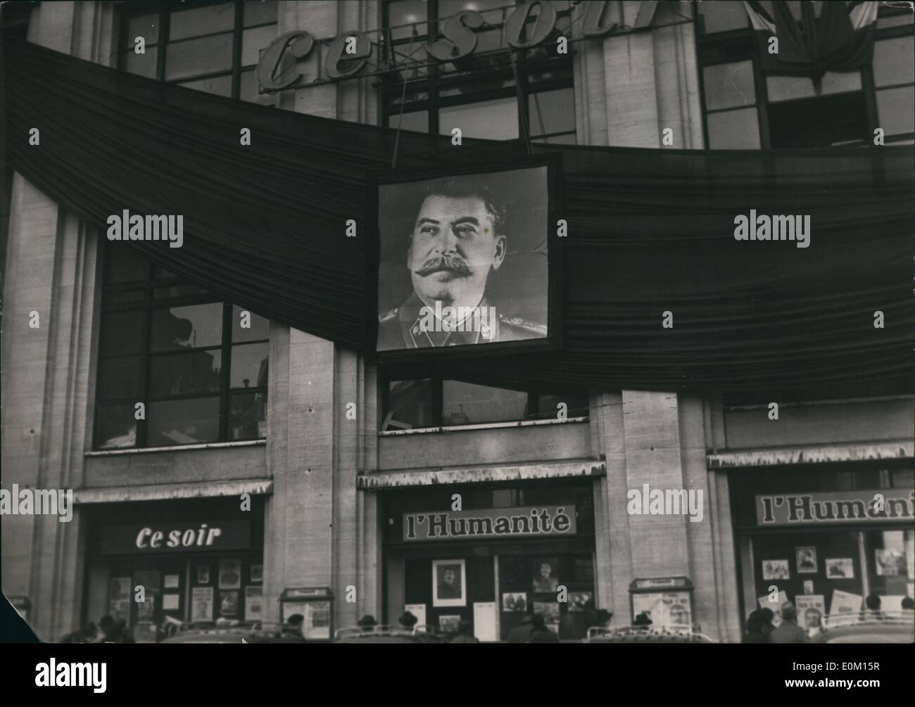3. März 1953 - Stalin tot: die Fassade des Gebäudes wo befindet sich die französische kommunistische Zeitung '' L'Humanite'' im eingerichtet Stockfoto