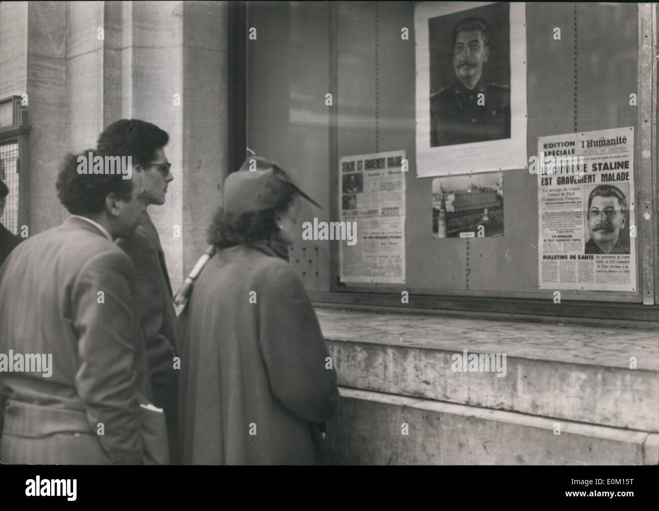 3. März 1953 - Stalin schwer krank: Passanten - durch lesen das Kommuniqué herausgegeben von der französischen kommunistischen Papier '' L'Humanite'' in einer speziellen Edtion als Gerüchte von Stalins plötzlicher Erkrankung in Paris zu verbreiten. Stockfoto