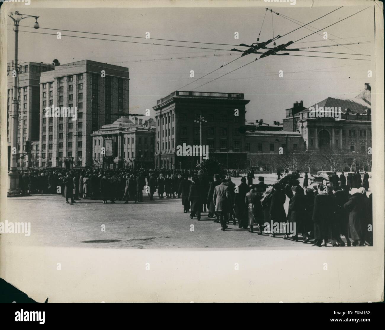 3. März 1953 - sechs Meilen lange Schlange wartete, um zu zahlen Respekt zu Stalin: Foto zeigt Original Bild gerade erhalten, zeigt einen Teil der sechs Meilen langen Schlange, die manche tragen Kränze, die wartete vor dem Haus der Gewerkschaften in Moskau Menschen, um den Körper von Marschall Stalin während seiner Lügen im Zustand zu übergeben. Stockfoto