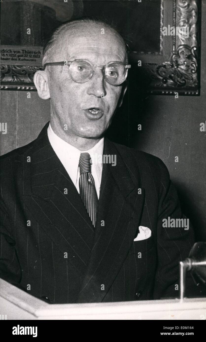 3. März 1953 - Verträge der deutsche General Hasso von Manteuffel anlässlich einer Versammlung von der wirtschaftlichen und politischen Verein in Wiesbaden über die EVG aus der Sicht der Soldaten. General de Gaulle Spaziergänge Bayeux Straßen Stockfoto