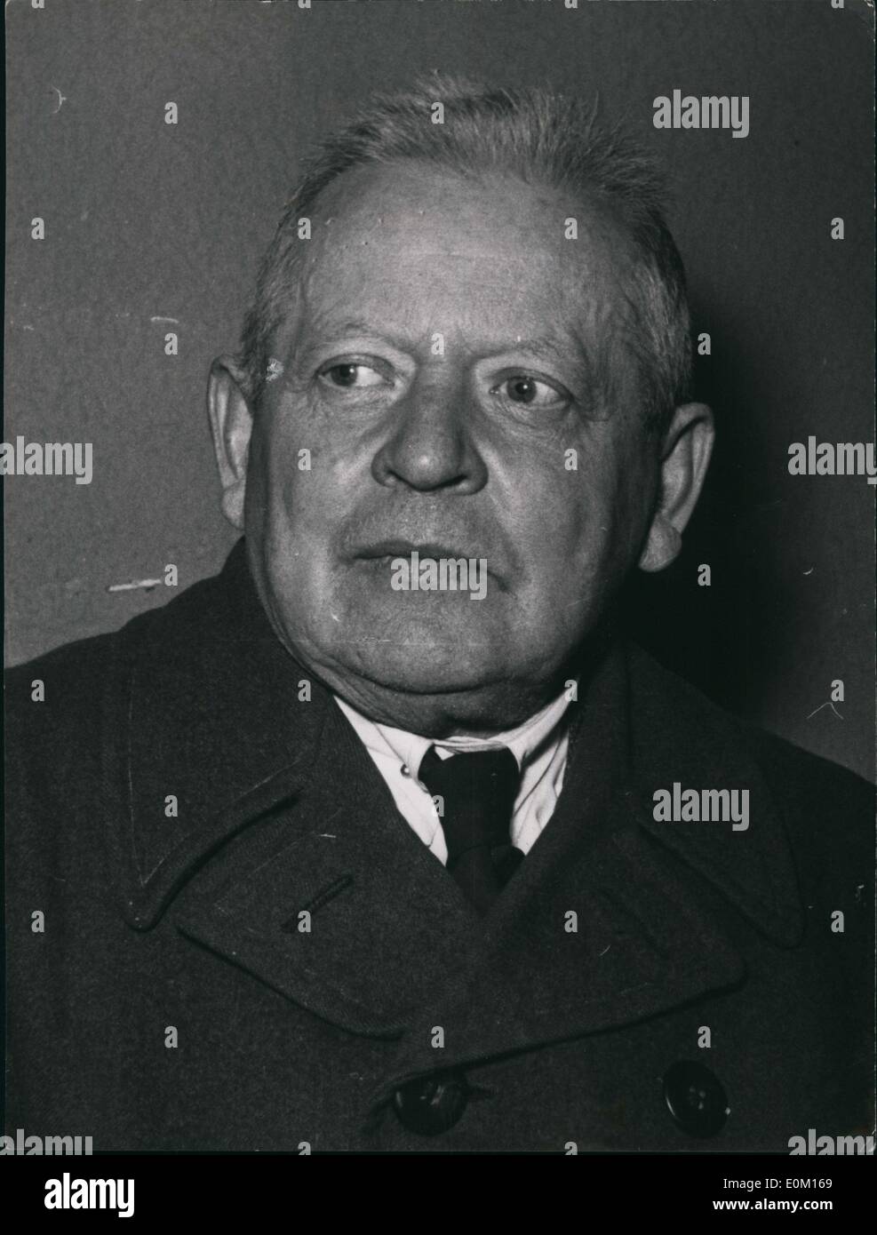 3. März 1953 - deutscher Wissenschaftler aus China vertrieben: Professor Dr. Franz Huebotter, die im Besitz seit 23 Jahren eines privaten Krankenhaus in Tsingtau und wer war hoch geschätzt als einen herausragenden Wissenschaftler in China, plötzlich im August 1951 verhaftet und ins Gefängnis zusammen mit einem deutschen Bischof und 20 Brüder wie sie alle als '' Imperialisten und reaktionäre '' angeklagt wurden. 16 Monate lang wurde er in den Gefängnissen von der kommunistischen chinesischen Regierung von Mao Tse Tung. Jetzt war er plötzlich entlassen und vertrieben, doch musste er seinem Krankenhaus, seine wissenschaftlichen Arbeiten und sein Vermögen hinterlassen Stockfoto