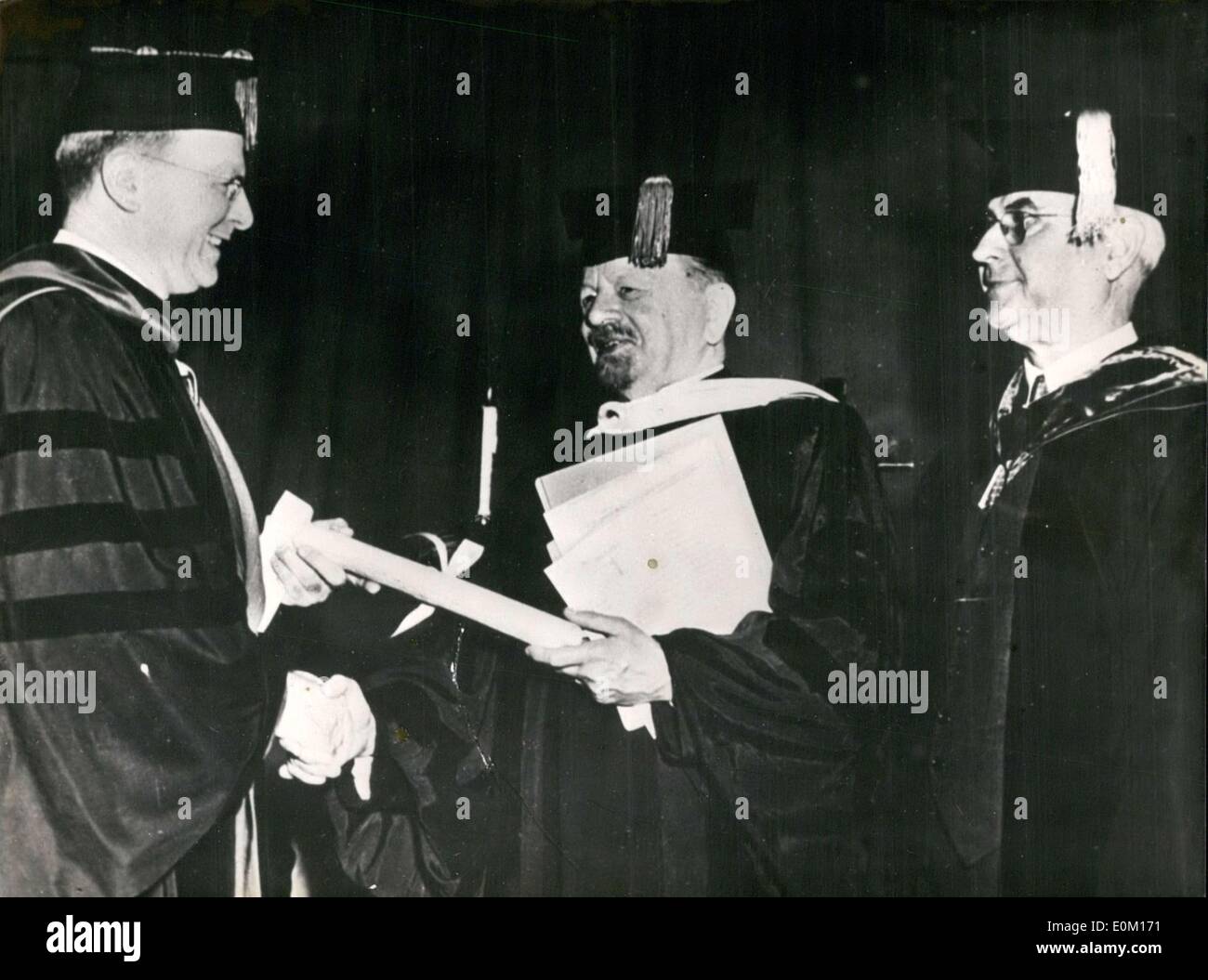 7. Januar 1953 - abgebildet ist Berlin Bischof Otto Dibelius, als er Ehrendoktorwürde von Dr. Walter C. Langsam, der Präsident des Gettysburg College in Pennsylvania erhält. Der Bischof war auf einer Reise in die Vereinigten Staaten gekommen. Stockfoto