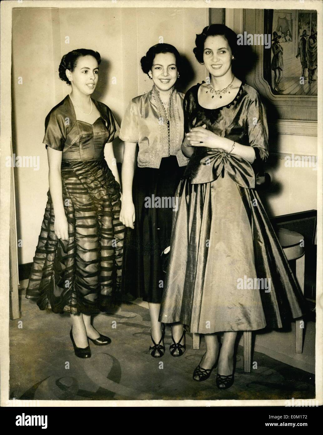 8. Januar 1953 - 8.1.53 Jubiläum des Königs. Die London Themen von König Ibn Saud, der 73 Jahre alte Herrscher Saudi-Arabiens, feierten das Jubiläum seiner Nachfolge heute. Ein Empfang zu Ehren der Veranstaltung fand heute Abend im Claridge es statt. Keystone-Fotoshows: (von links nach rechts): Layla, im Alter von 18, Buthayna, 21, und Thorayya, 22, Töchter des Saudi arabischen Botschafters, Sheikh Hafiz Wabba an heutige Rezeption gesehen. Stockfoto