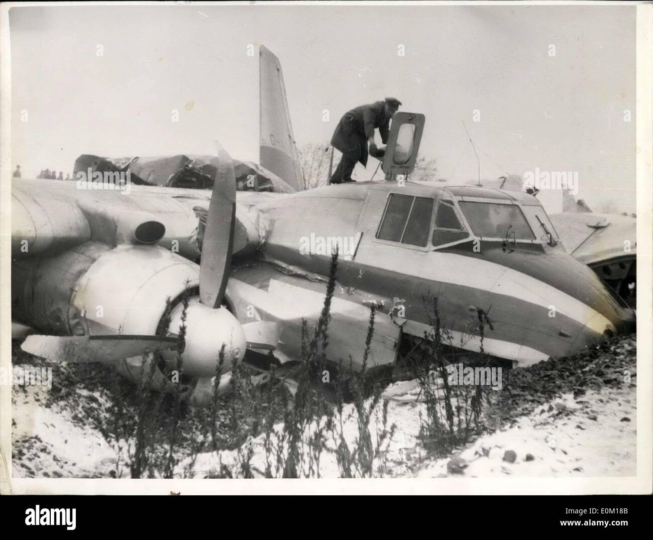 19. Januar 1953 - Pech Flug in Berlin - Flugzeug landet auf der S-Bahn. Ein Twinmotor Bristol Frachtflugzeug von Silver City musste eine Notlandung auf der S-Bahn in Berlin Schöneberg. Die beiden Piloten wurden nicht verletzt. Stockfoto