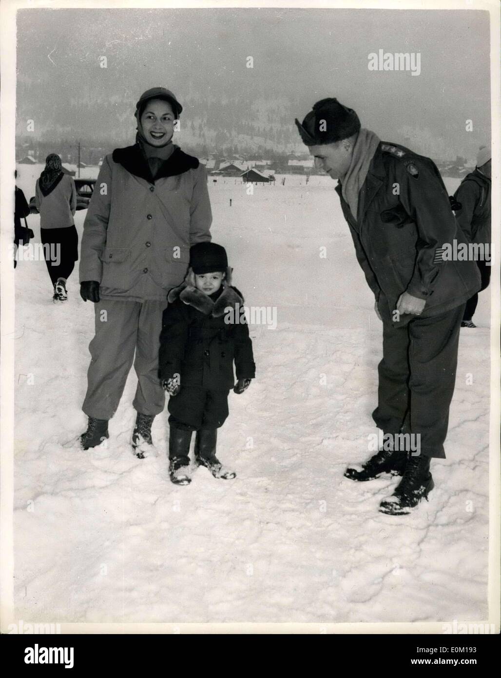 22. Januar 1953 - Form Commander-Urlaub In Bayern... Exklusive Bilder von General Ridgway... General Ridgway, Oberbefehlshaber der Alliierten Mächte in Europa, ist im Urlaub mit seiner Frau und seinem Sohn bei der US Army Freizeit Center, in Garmisch-Partenkirchen, Oberbayern. Keystone-Fotoshows:-General Ridgway, mit seiner Frau, Penny und kleiner Sohn Matty, während ihres Urlaubs in Garmisch im Schnee gesehen. Stockfoto