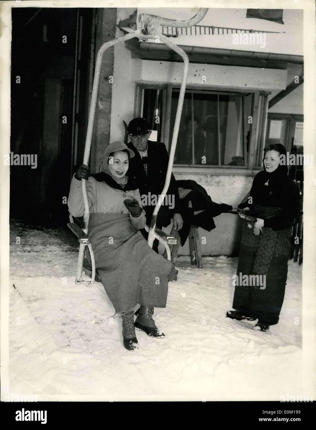 22. Januar 1953 - Form Commander-Urlaub In Bayern... Exklusive Bilder von General Ridgway... General Ridgway, Oberbefehlshaber der Alliierten Mächte in Europa, ist im Urlaub mit seiner Frau und seinem Sohn bei der US Army Freizeit Center, in Garmisch-Partenkirchen, Oberbayern. Keystone-Fotoshows:-Penny Ridgway, Ehefrau von General Ridgway, gesehen, wie sie den Skilift in Urlaub in Garmisch Bretter. Stockfoto
