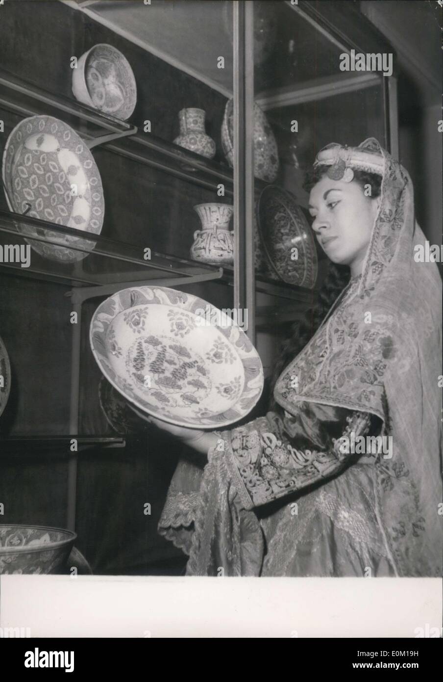 23. Januar 1953 - alte türkische Kunstausstellung eröffnet in Paris: eine junge Türkin zeigt die verschiedenen Elemente (Teppiche, Möbel, Stockfoto