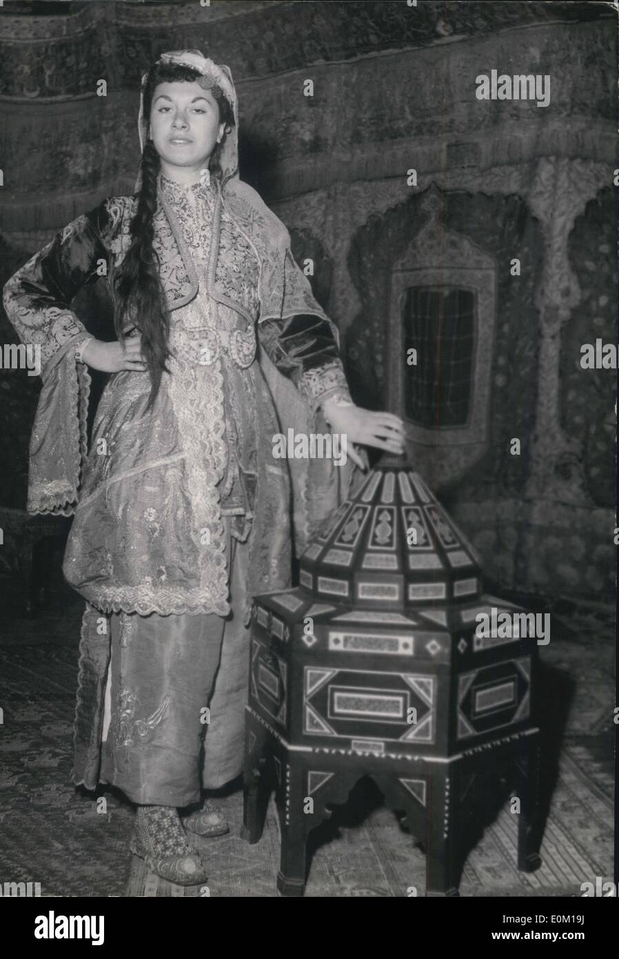 23. Januar 1953 - alte türkische Kunstausstellung eröffnet in Paris: eine junge Türkin zeigt die verschiedenen Elemente (Teppiche, Möbel, Stockfoto