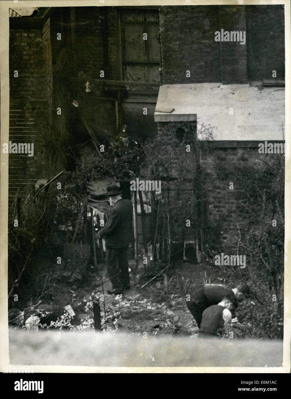 3. März 1953 - Haus des Todes Jagd geht weiter: Polizeikräfte in ganz Großbritannien heute zusammen mit Scotland Yard bei dem Versuch, die vierte Frau Opfer der Notting Hill flache Morde zu identifizieren. Nur eine der drei Frauen gefunden, erdrosselt und mit Brettern vernagelt im Erdgeschoss Wohnung am Rillington Platz, Notting Hill, formell identifiziert worden. Heute wurde ein Team von Detektiven wieder Graben im Garten des Hauses erwartet. Foto zeigt die Szene im Garten des Hauses in Notting Hill gestern, wie Polizei nach hinweisen. Stockfoto