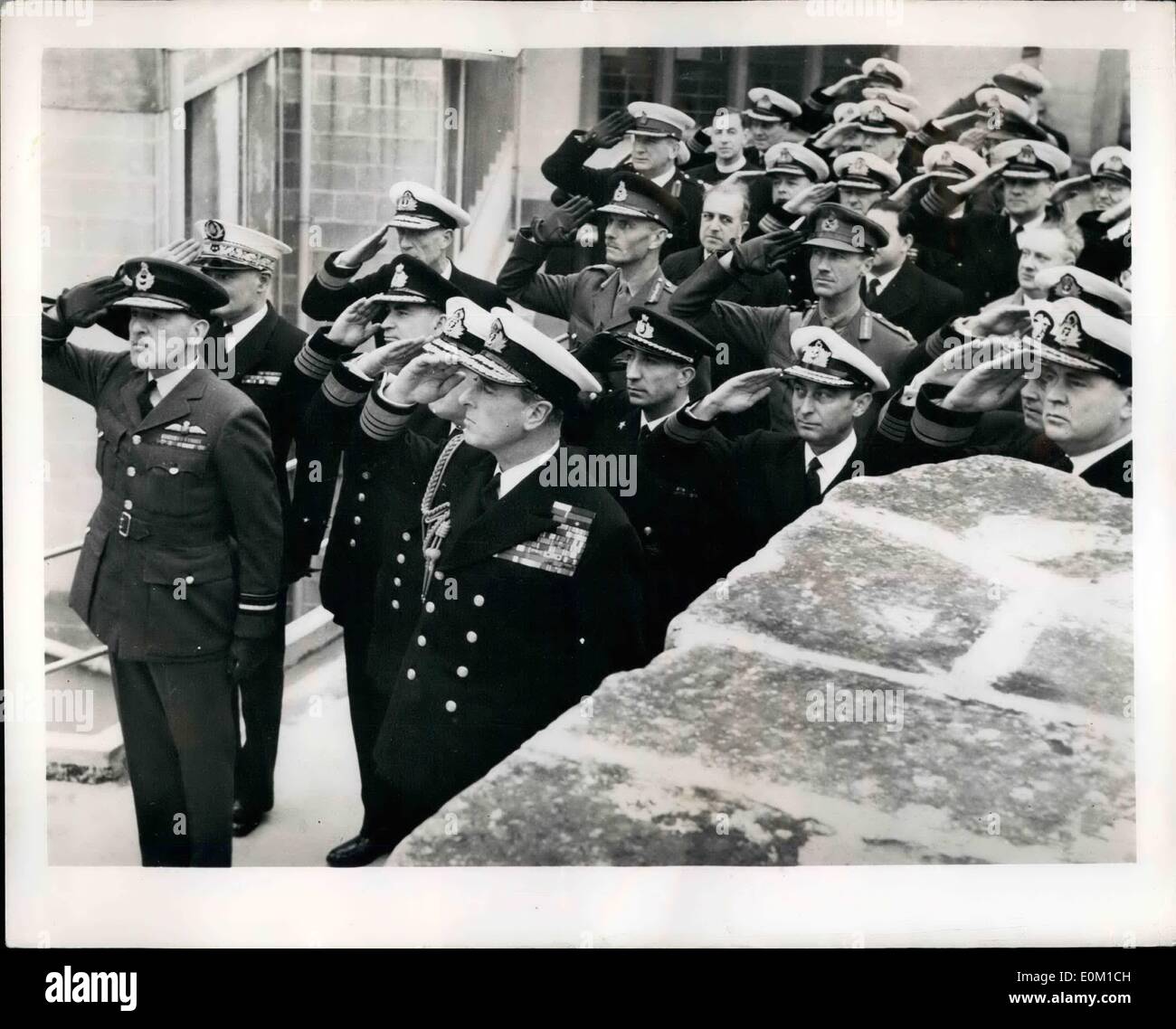 3. März 1953 - mediterrane Hauptsitz N. A. T. O. öffnet. Großbritanniens berühmten mediterranen Basis von Malta ist inzwischen ein Alliierten Hauptquartier. Bei Lascaria auf der Insel, die so viel Achse blitzing im letzten Krieg überstanden, wurde ein N. A. T. O. Hauptquartier eingerichtet. Bild zeigt:-Alliierte Offiziere Gruß wie ihre Fahnen entrollten in der neuen Zentrale von einem Lasceris, Malta. Einem Oberbefehlshaber, mediterran. Links ist British Air Vice Marshal B.V. Reynolds, stellvertretender Alliierten Oberbefehlshaber (Luft) Mittelmeer und Air Officer Commanding, schmilzt Stockfoto