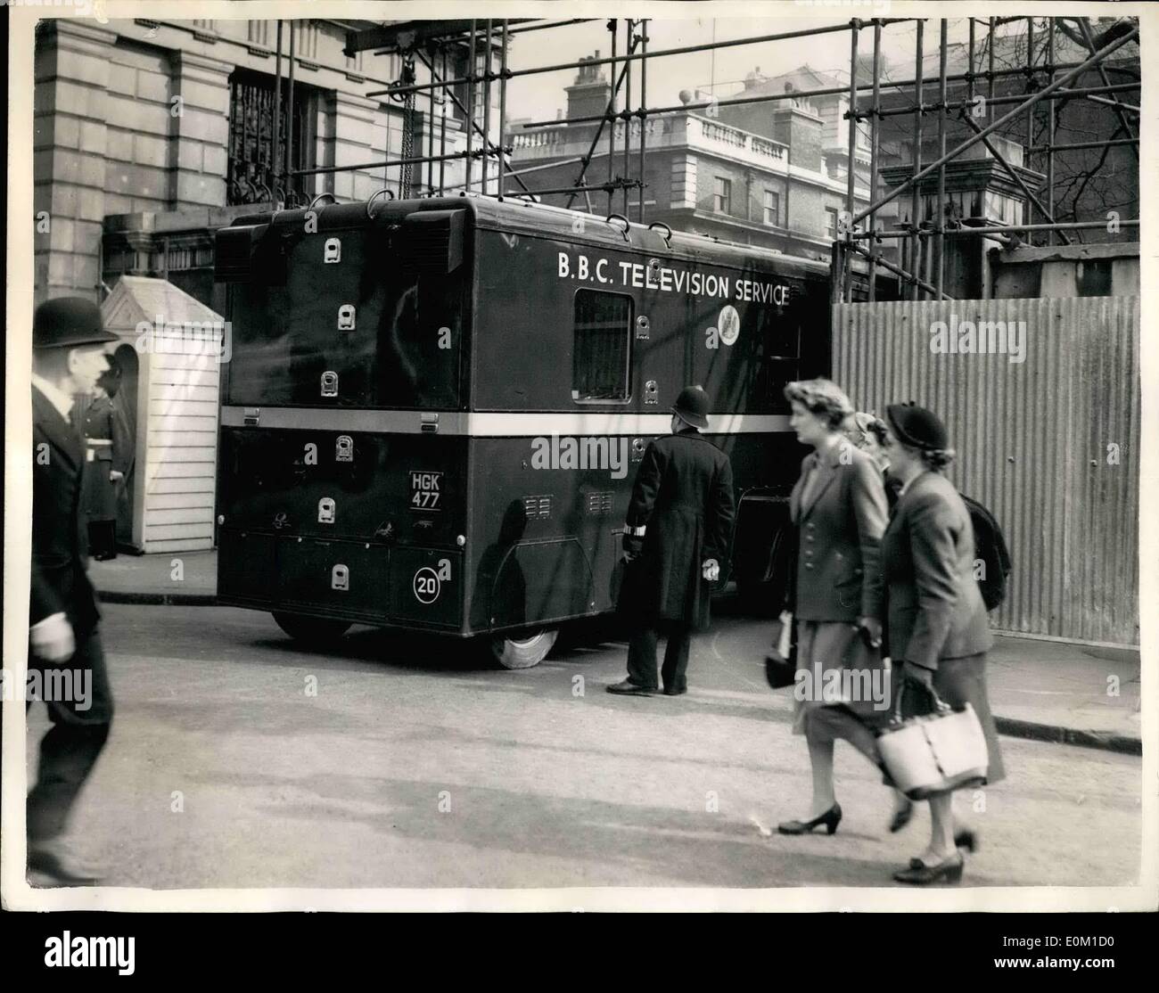 3. März 1953 - Szene In London nach Tod von Königin Maria BBC Fernsehen Van geht in Marlborough House. Foto zeigt: Die Szene treibt heute Nachmittag als BBC Fernsehen Lieferwagen in das Gelände des Marlborough House - nach dem Tod von Queen Mary. Stockfoto