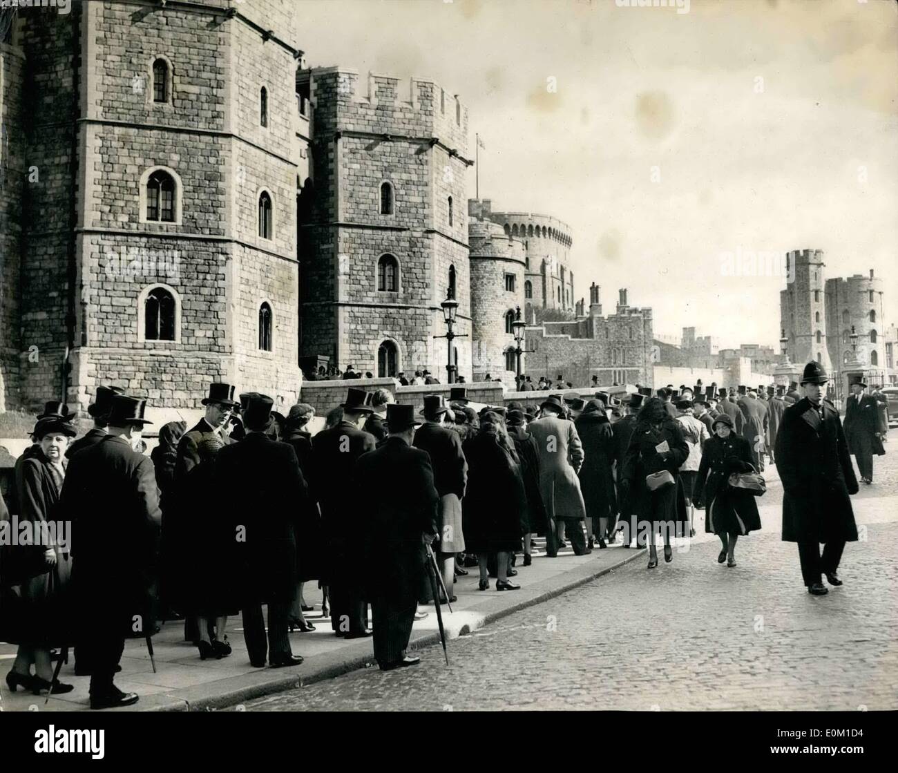 3. März 1953 - Beerdigung von Königin Mary in Windsor Castle. Trauernden ankommen zu huldigen. Bild zeigt: Die lange Reihe der trauernden zeigen die Burg im Hintergrund-Windsor heute Morgen. Stockfoto