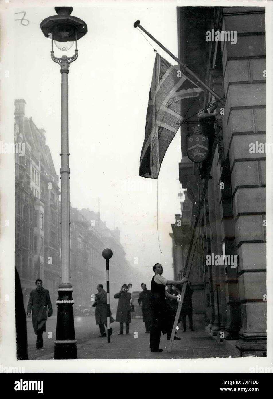 3. März 1953 - Queen Mary Dies: Flaggen auf Halbmast. Foto zeigt die Szene als die Flagge bei Hambros Bank - an der Ecke von Marl Stockfoto