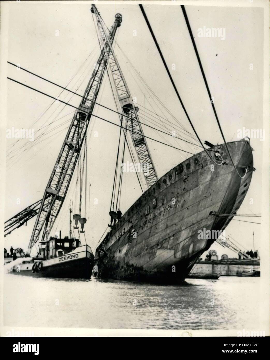 30. Januar 1953 - britischer Kreuzer in der Nähe von Spülung geborgen. HMS Valentine versenkt von deutschen Bomben in 1940.: der britische Kreuzer Valentine, die von deutschen Bomben im Mai 1940 in Terneseen, in der Nähe von Vlissingen in versenkt wurde die Westserschelde nur aufgeworfen worden aus ihrem nassen Grab. Foto zeigt die Szene, als der Kreuzer im Wasser, hob ist nr. Flushing. Stockfoto
